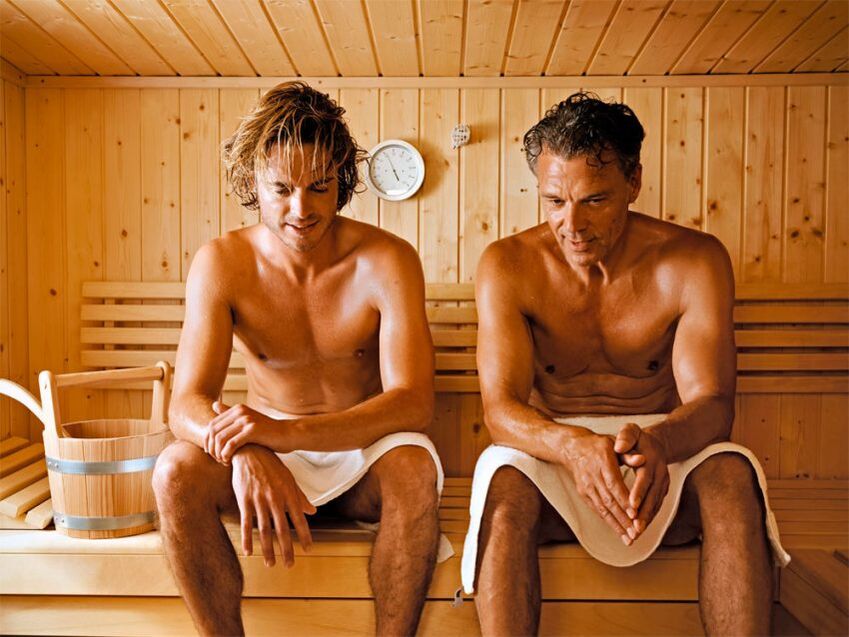 Los hombres visitan la sauna para tratar la prostatitis