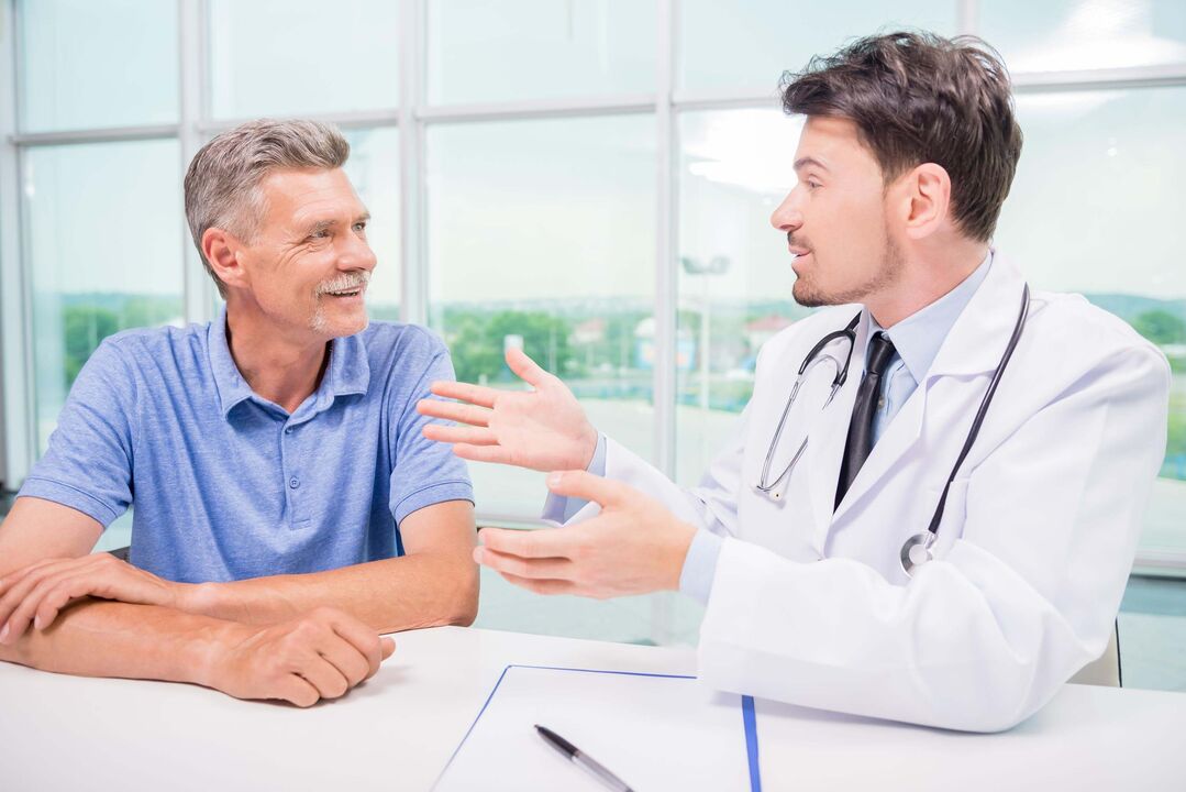 paciente con prostatitis en una cita con el especialista
